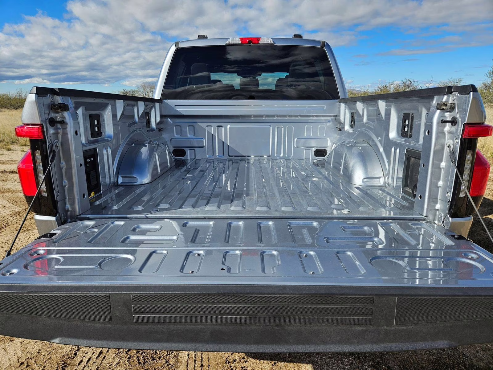 2025 Ford F-150 Lightning Flash - Photo 7