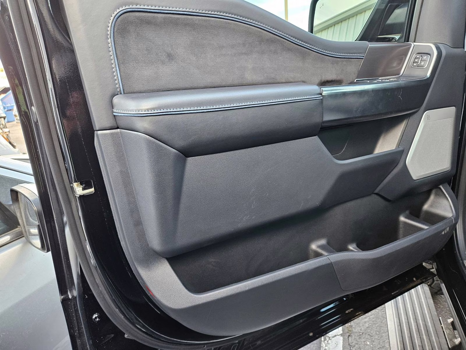 2025 Ford F-150 Platinum - Photo 10