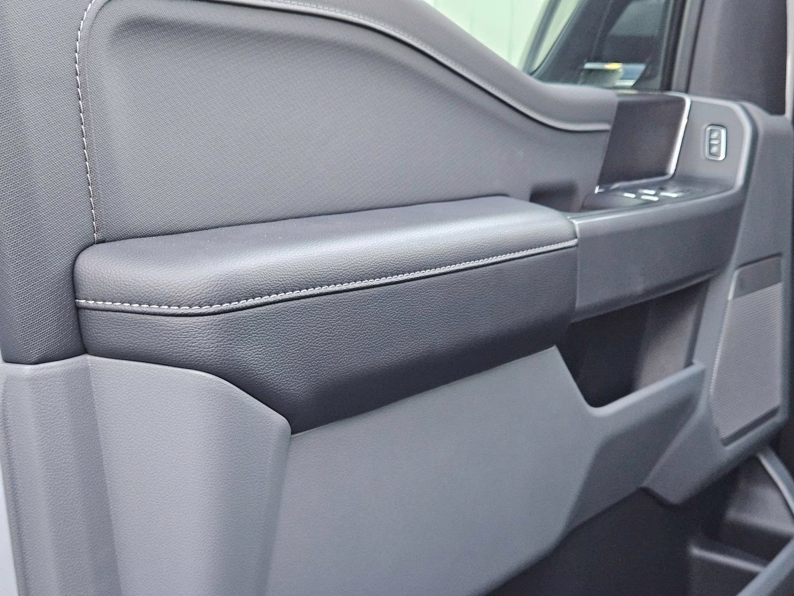 2025 White Metallic Ford F-150 Lightning Flash AWD Truck