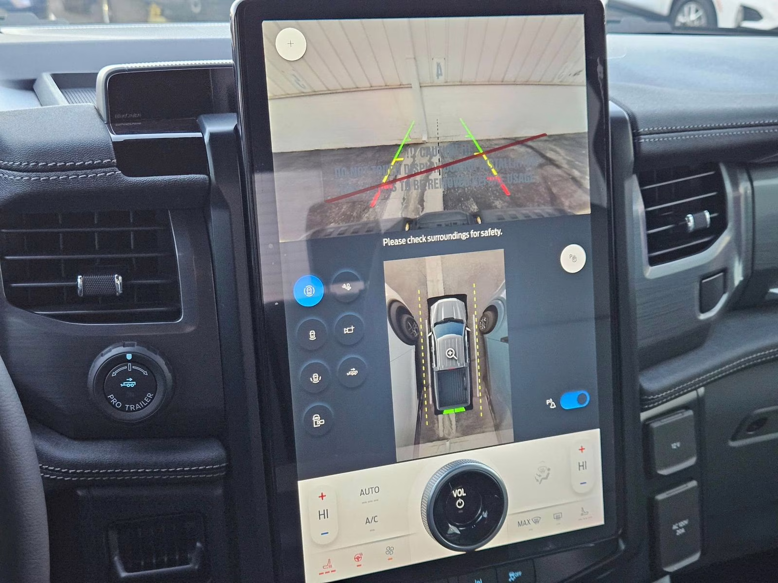 2025 White Metallic Ford F-150 Lightning Flash AWD Truck