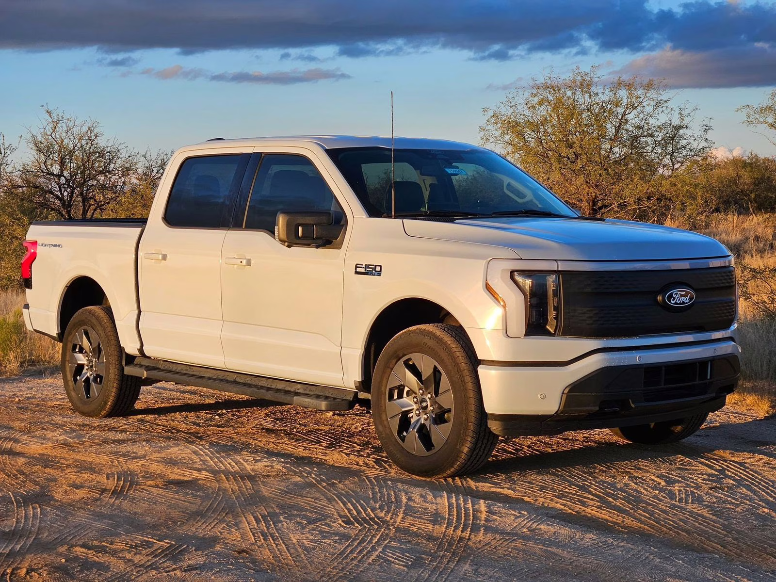 2025 White Metallic Ford F-150 Lightning Flash AWD Truck