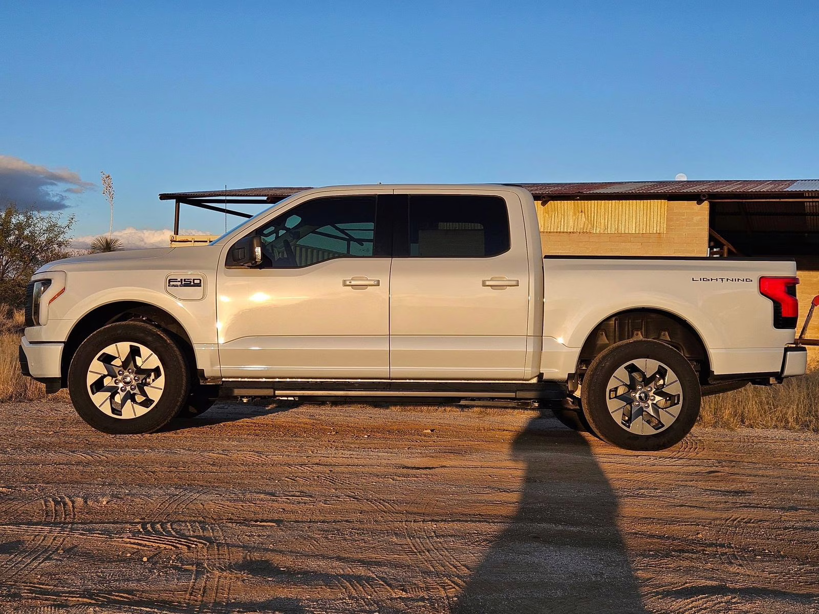 2025 White Metallic Ford F-150 Lightning Flash AWD Truck