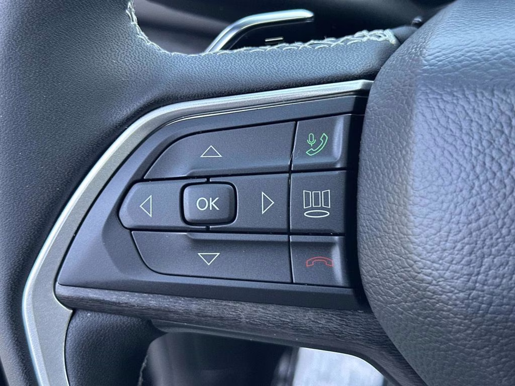 2026 Diamond Black Crystal Pearlcoat Jeep Grand Cherokee Laredo 4X4 SUV