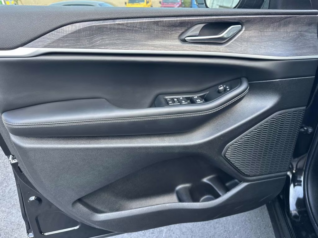 2026 Diamond Black Crystal Pearlcoat Jeep Grand Cherokee Laredo 4X4 SUV