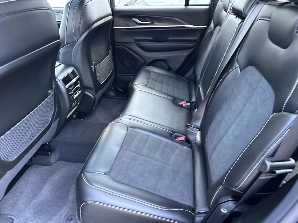 2026 Diamond Black Crystal Pearlcoat Jeep Grand Cherokee Laredo 4X4 SUV