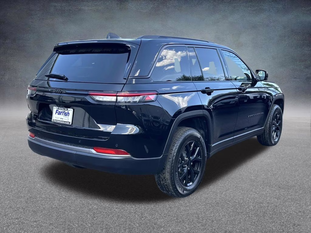 2026 Diamond Black Crystal Pearlcoat Jeep Grand Cherokee Laredo 4X4 SUV