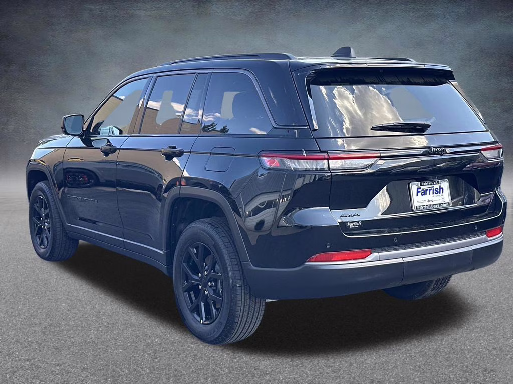 2026 Diamond Black Crystal Pearlcoat Jeep Grand Cherokee Laredo 4X4 SUV