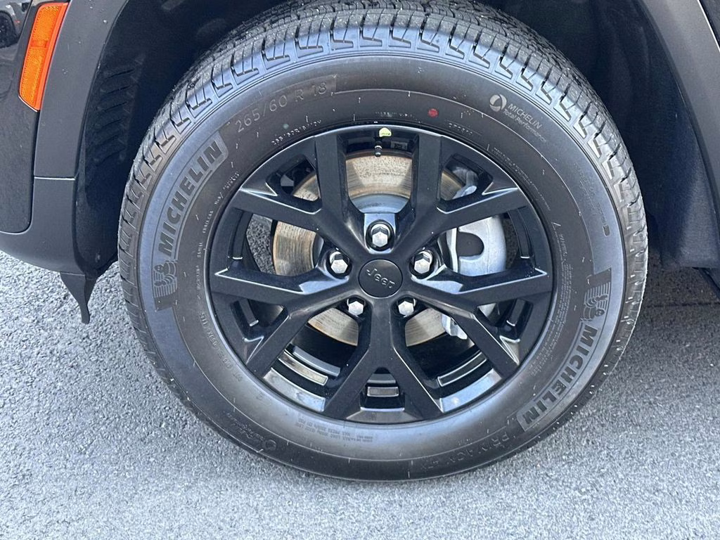 2026 Diamond Black Crystal Pearlcoat Jeep Grand Cherokee Laredo 4X4 SUV