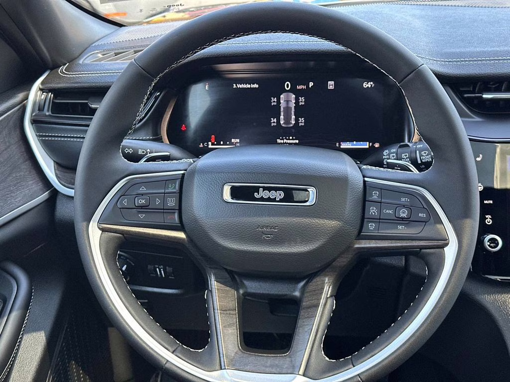 2026 Diamond Black Crystal Pearlcoat Jeep Grand Cherokee Laredo 4X4 SUV