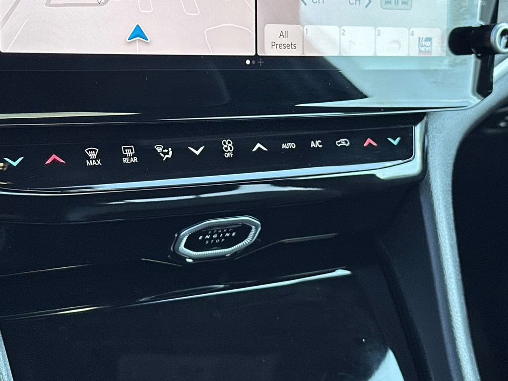 2026 Diamond Black Crystal Pearlcoat Jeep Grand Cherokee Laredo 4X4 SUV