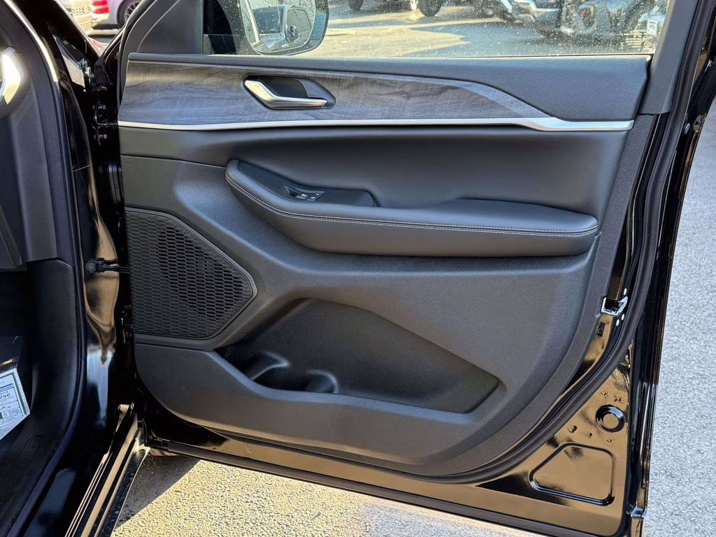 2026 Diamond Black Crystal Pearlcoat Jeep Grand Cherokee Laredo 4X4 SUV