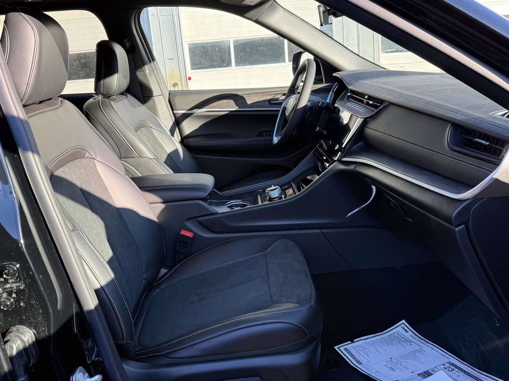 2026 Diamond Black Crystal Pearlcoat Jeep Grand Cherokee Laredo 4X4 SUV