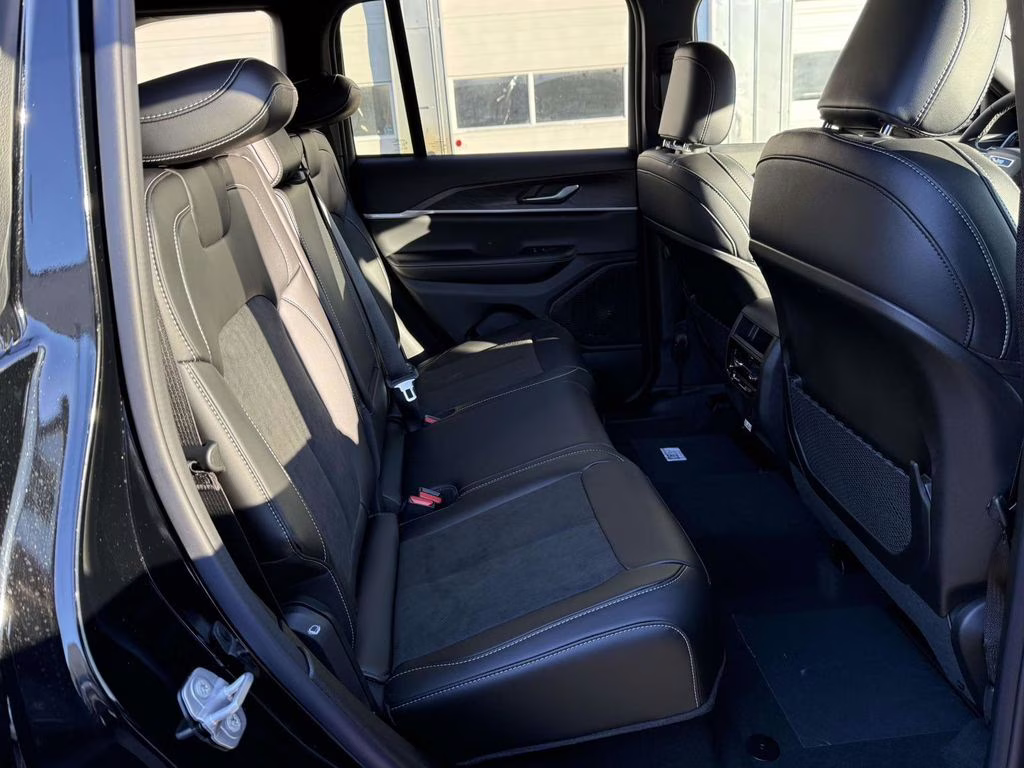 2026 Diamond Black Crystal Pearlcoat Jeep Grand Cherokee Laredo 4X4 SUV