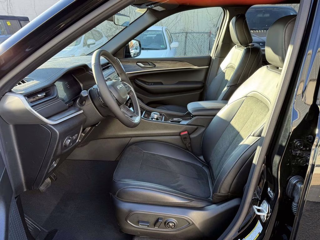 2026 Diamond Black Crystal Pearlcoat Jeep Grand Cherokee Laredo 4X4 SUV