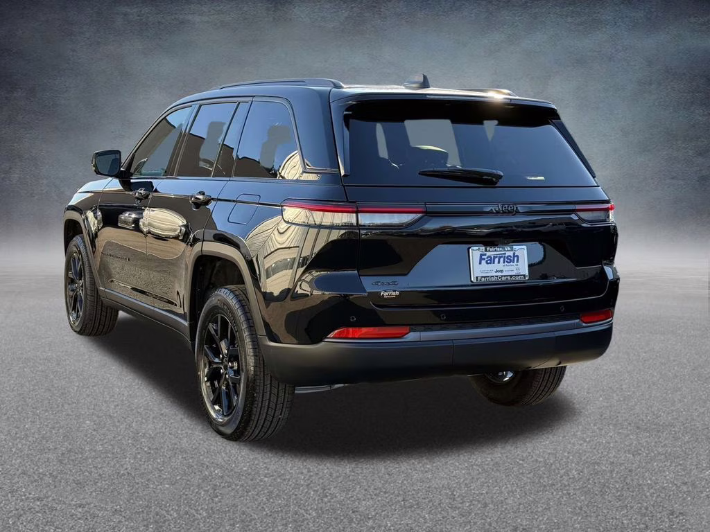 2026 Diamond Black Crystal Pearlcoat Jeep Grand Cherokee Laredo 4X4 SUV