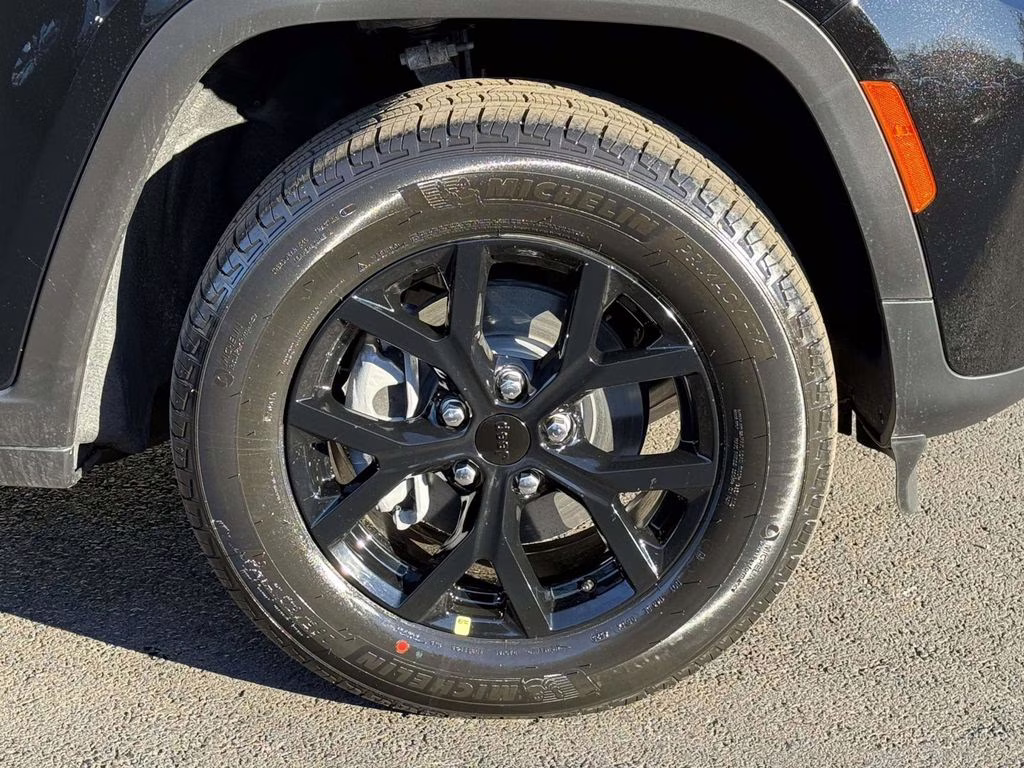 2026 Diamond Black Crystal Pearlcoat Jeep Grand Cherokee Laredo 4X4 SUV