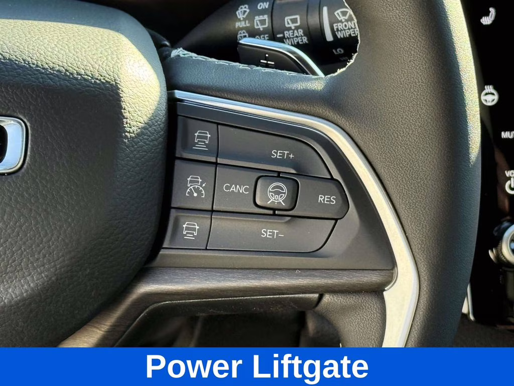 2026 Diamond Black Crystal Pearlcoat Jeep Grand Cherokee Laredo 4X4 SUV