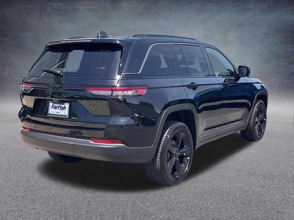 2026 Diamond Black Crystal Pearlcoat Jeep Grand Cherokee Limited 4X4 SUV