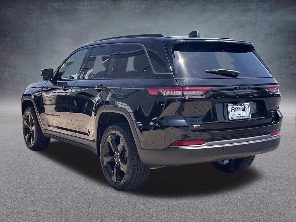 2026 Diamond Black Crystal Pearlcoat Jeep Grand Cherokee Limited 4X4 SUV