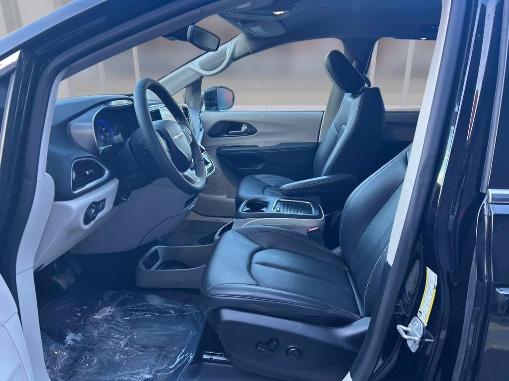 2024 Diamond Black Crystal Pearlcoat Chrysler Pacifica Touring L FWD Van