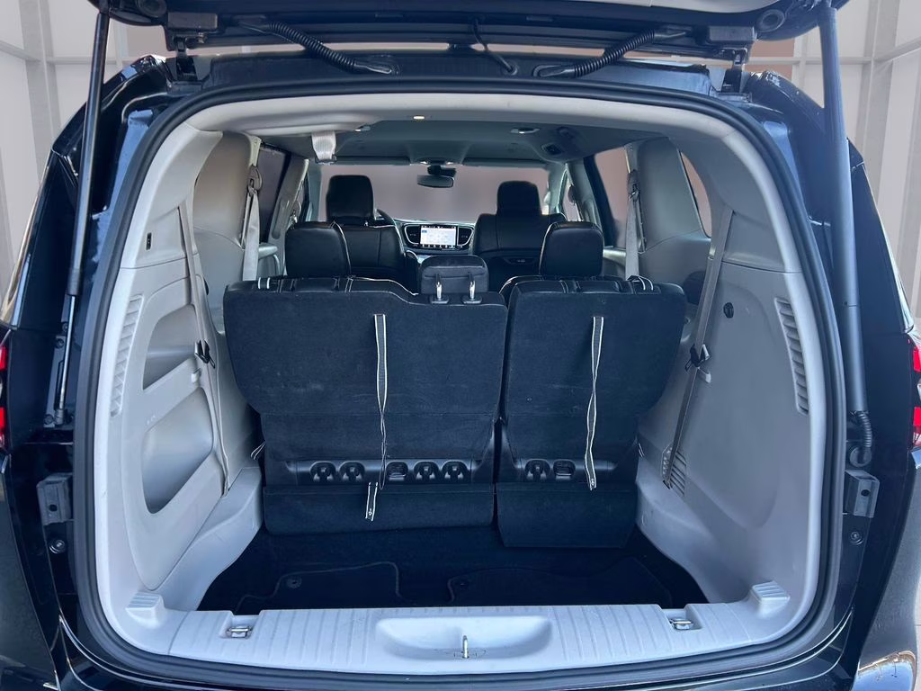 2024 Diamond Black Crystal Pearlcoat Chrysler Pacifica Touring L FWD Van