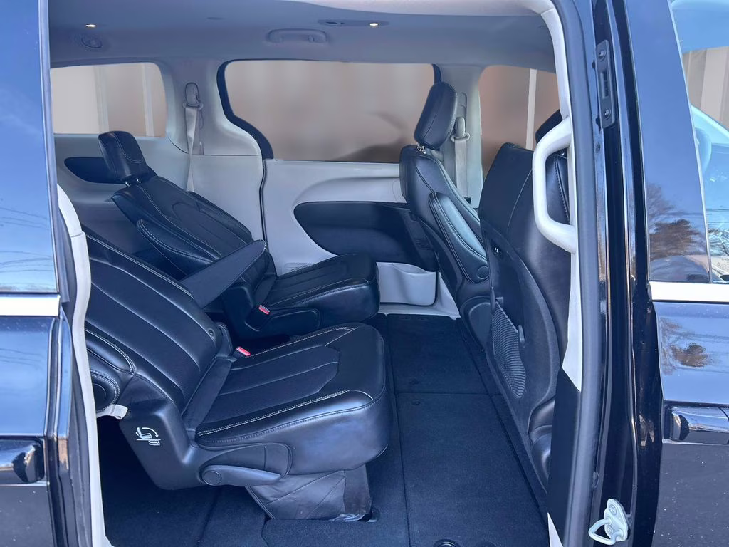 2024 Diamond Black Crystal Pearlcoat Chrysler Pacifica Touring L FWD Van