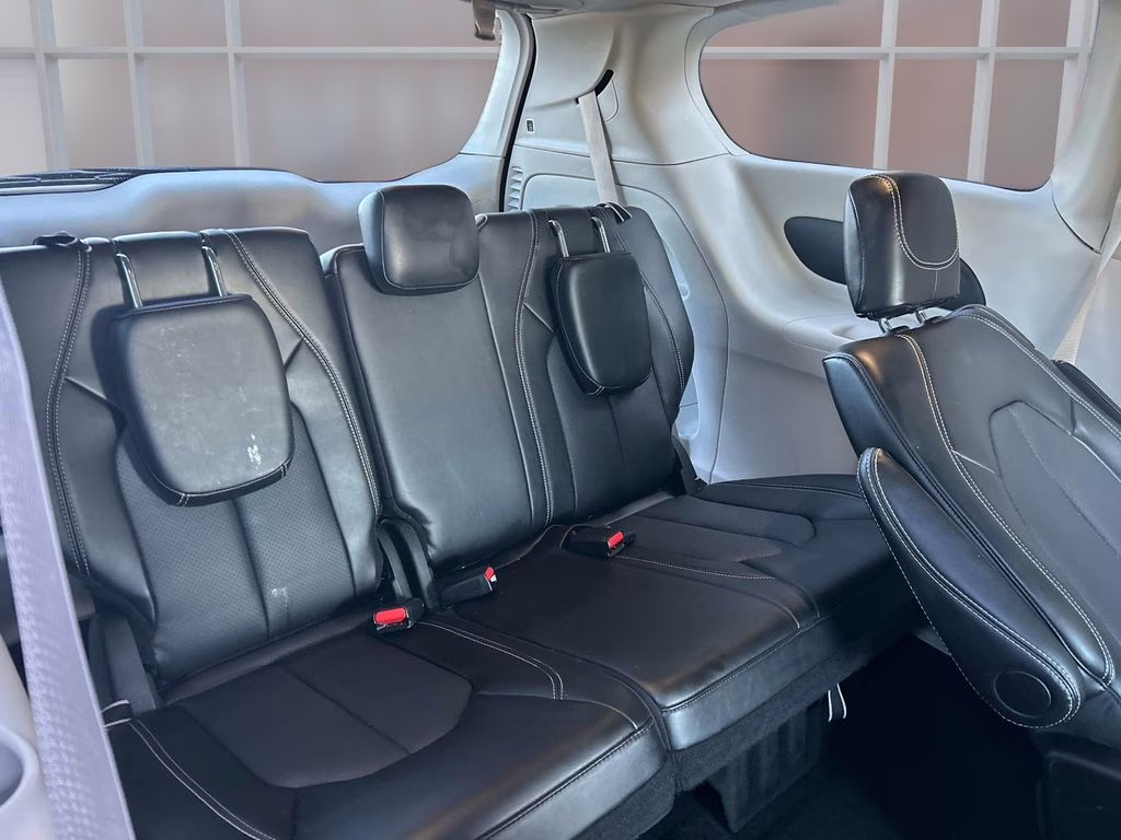 2024 Diamond Black Crystal Pearlcoat Chrysler Pacifica Touring L FWD Van