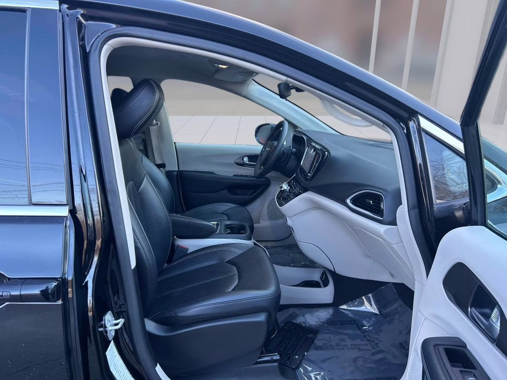 2024 Diamond Black Crystal Pearlcoat Chrysler Pacifica Touring L FWD Van