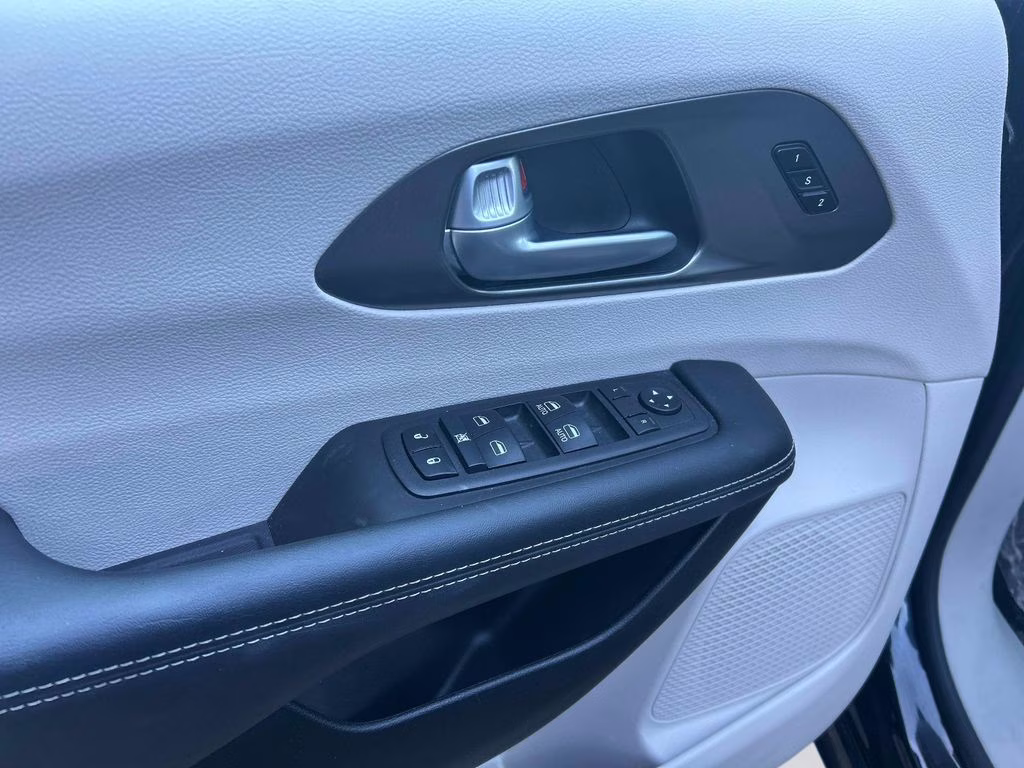 2024 Diamond Black Crystal Pearlcoat Chrysler Pacifica Touring L FWD Van