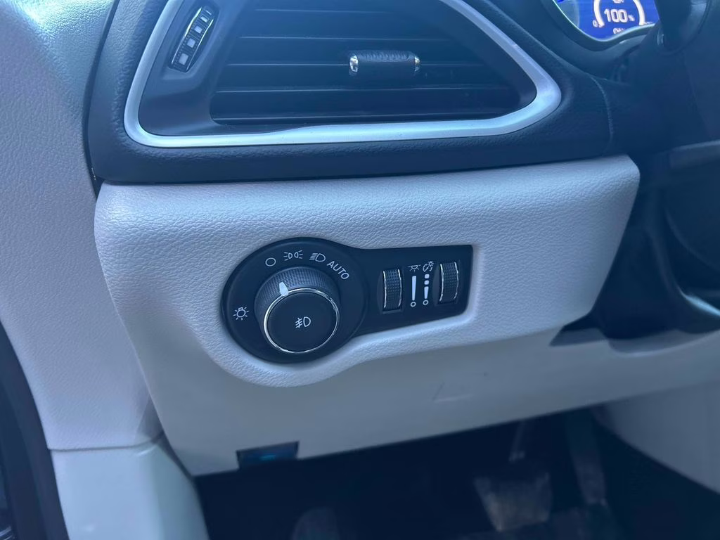 2024 Diamond Black Crystal Pearlcoat Chrysler Pacifica Touring L FWD Van