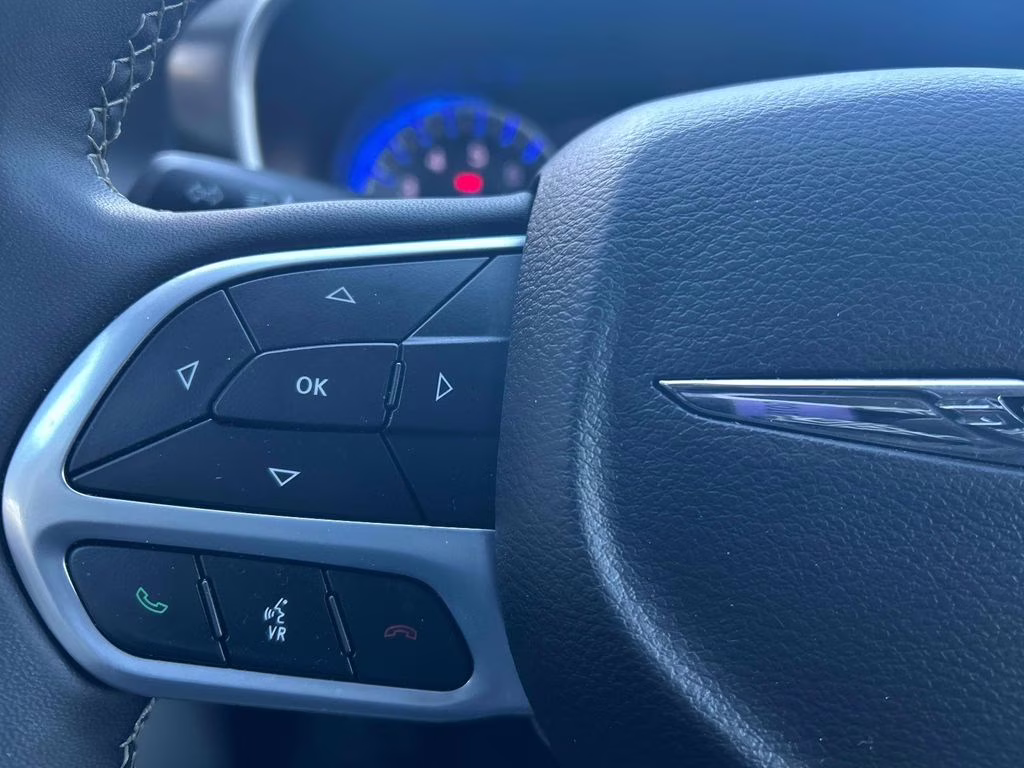 2024 Diamond Black Crystal Pearlcoat Chrysler Pacifica Touring L FWD Van