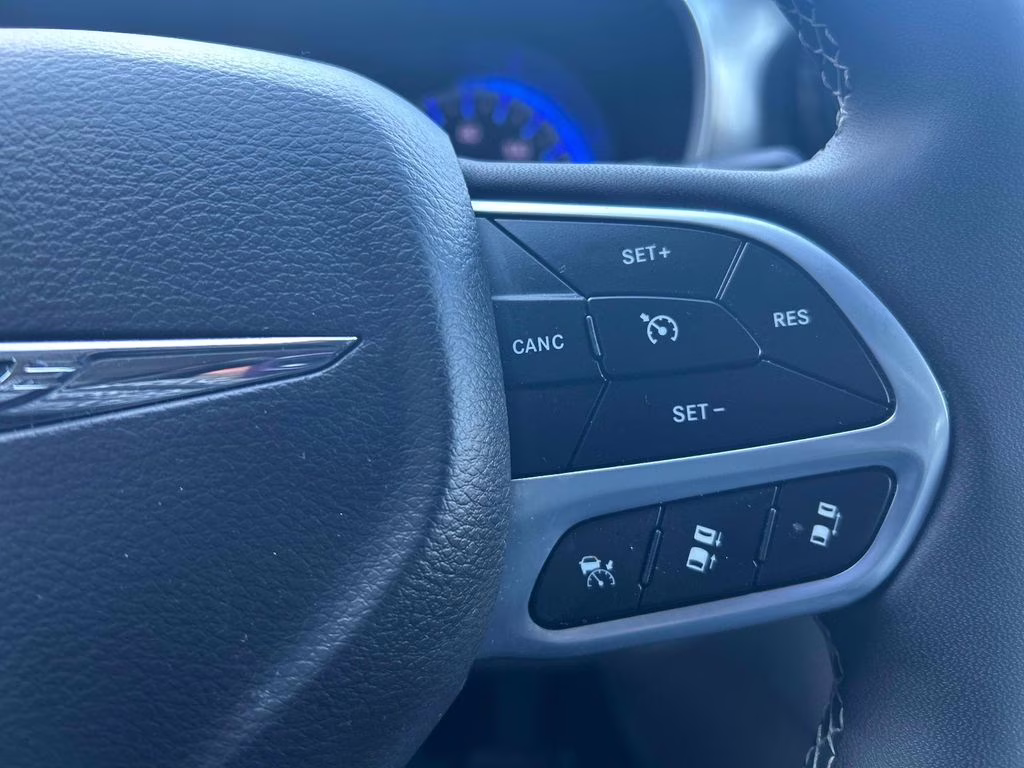 2024 Diamond Black Crystal Pearlcoat Chrysler Pacifica Touring L FWD Van