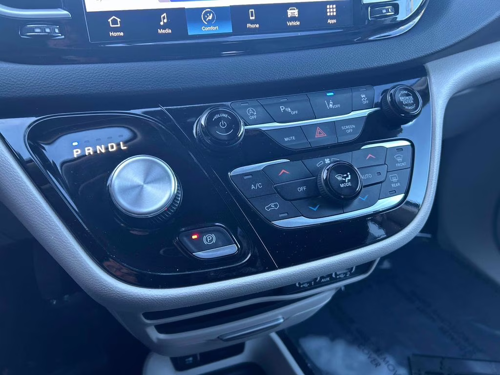 2024 Diamond Black Crystal Pearlcoat Chrysler Pacifica Touring L FWD Van