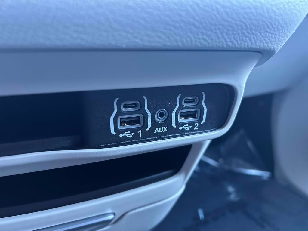 2024 Diamond Black Crystal Pearlcoat Chrysler Pacifica Touring L FWD Van