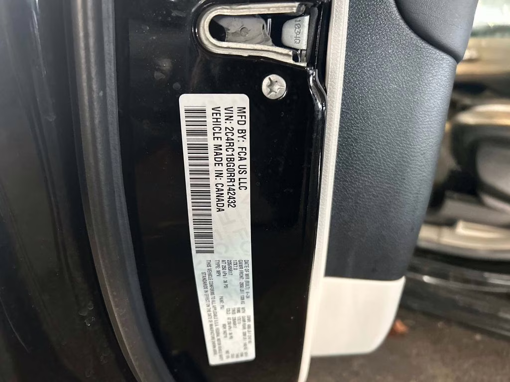 2024 Diamond Black Crystal Pearlcoat Chrysler Pacifica Touring L FWD Van