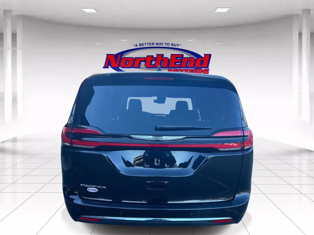 2024 Diamond Black Crystal Pearlcoat Chrysler Pacifica Touring L FWD Van