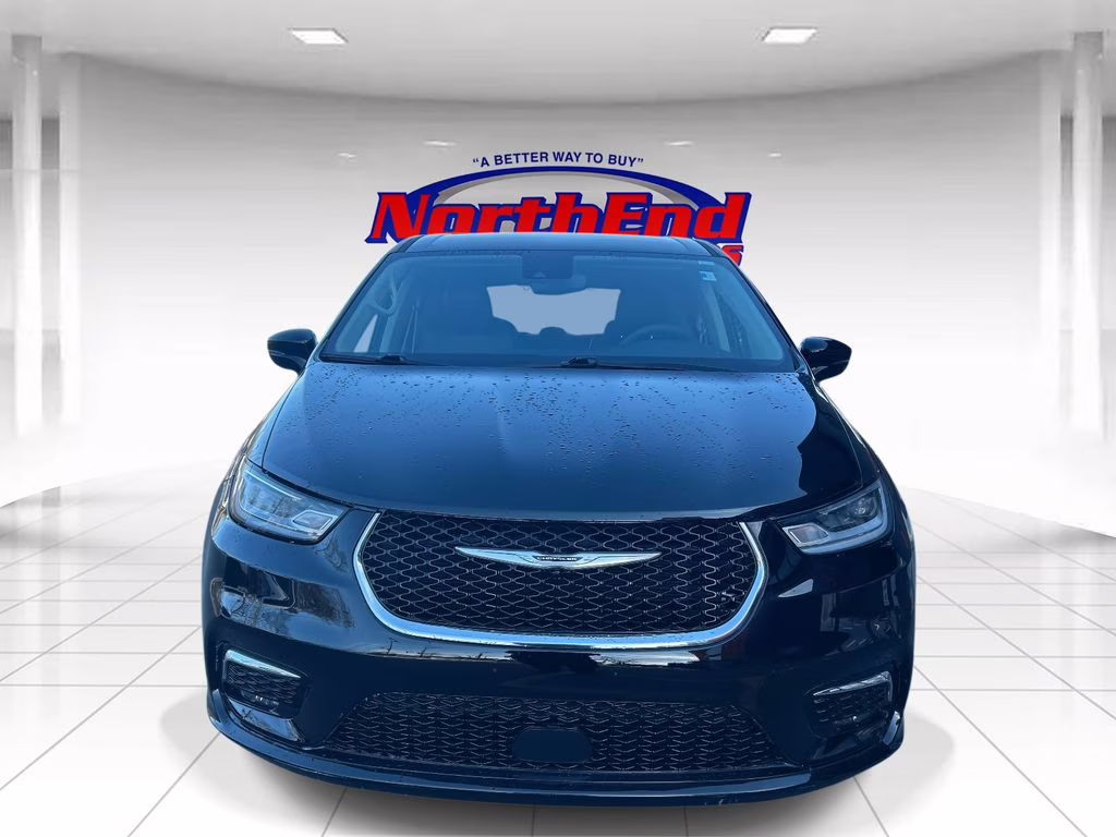 2024 Diamond Black Crystal Pearlcoat Chrysler Pacifica Touring L FWD Van