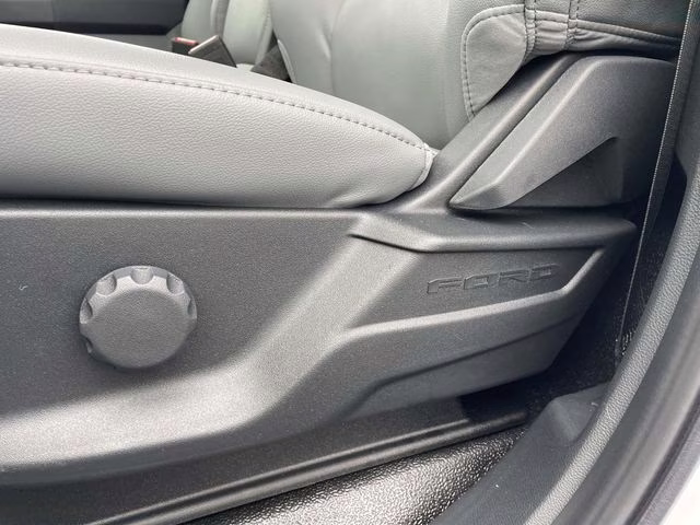 2026 Oxford White Ford Super Duty F-550 DRW XL RWD Chassis