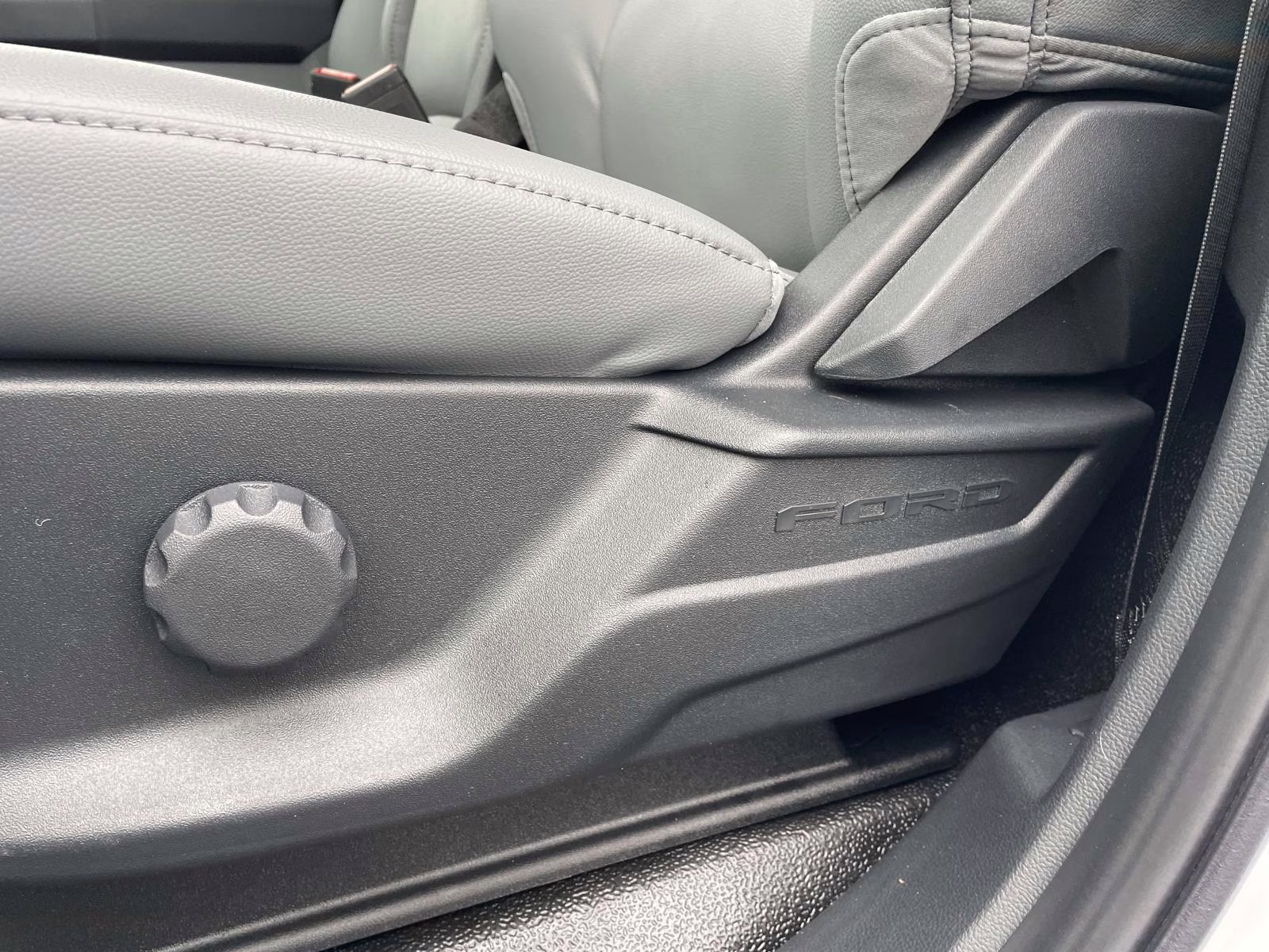 2026 Oxford White Ford Super Duty F-550 DRW XL RWD Chassis