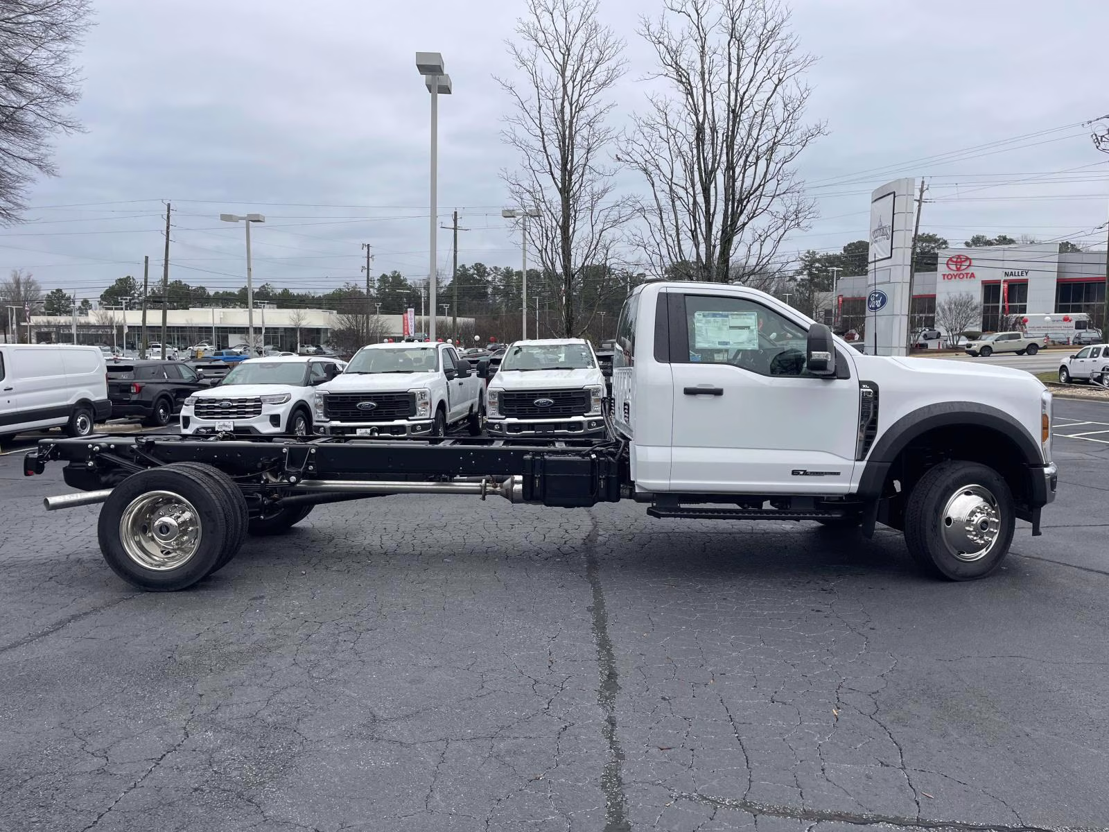 2026 Oxford White Ford Super Duty F-550 DRW XL RWD Chassis