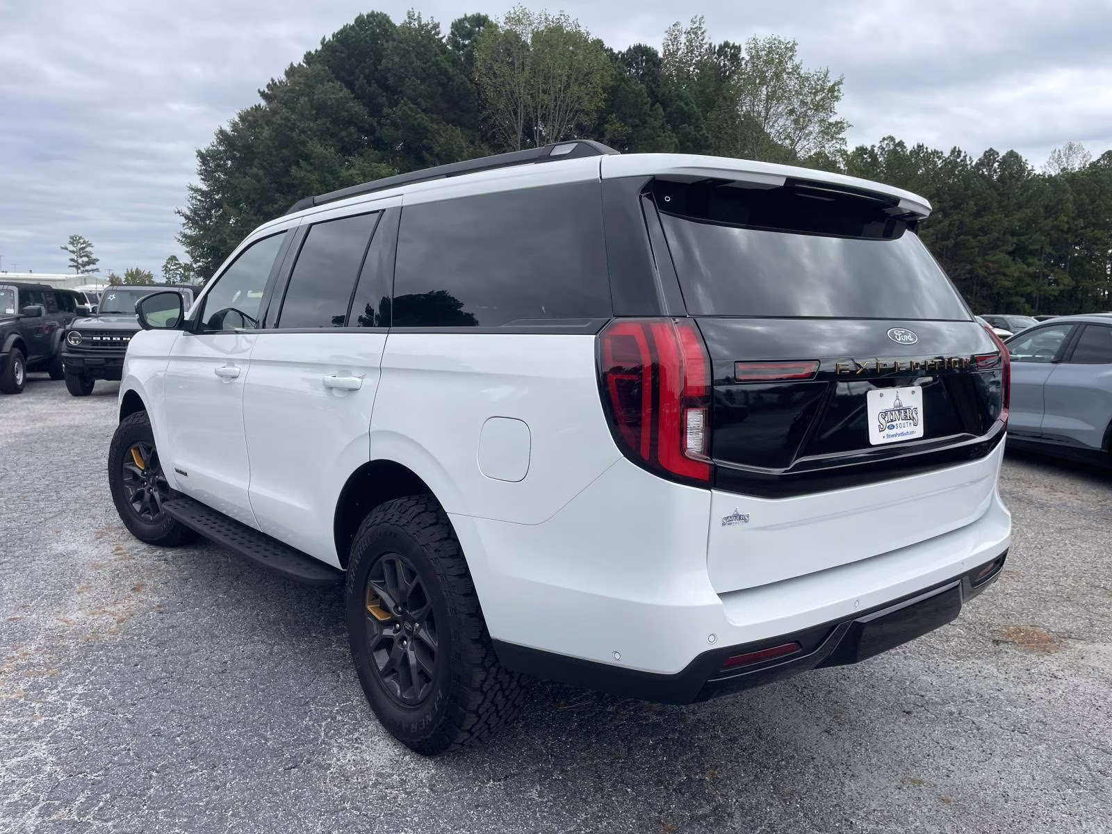 2025 Oxford White Ford Expedition Tremor 4X4 SUV