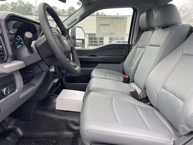 2026 Oxford White Ford Super Duty F-550 DRW XL RWD Chassis