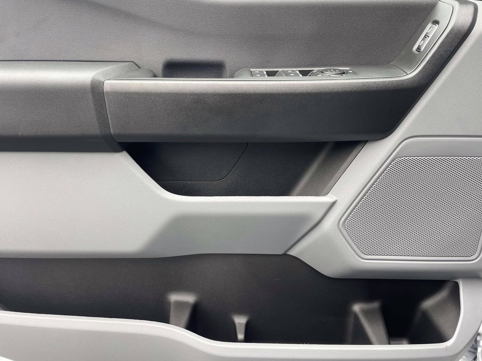 2026 Oxford White Ford Super Duty F-550 DRW XL RWD Chassis