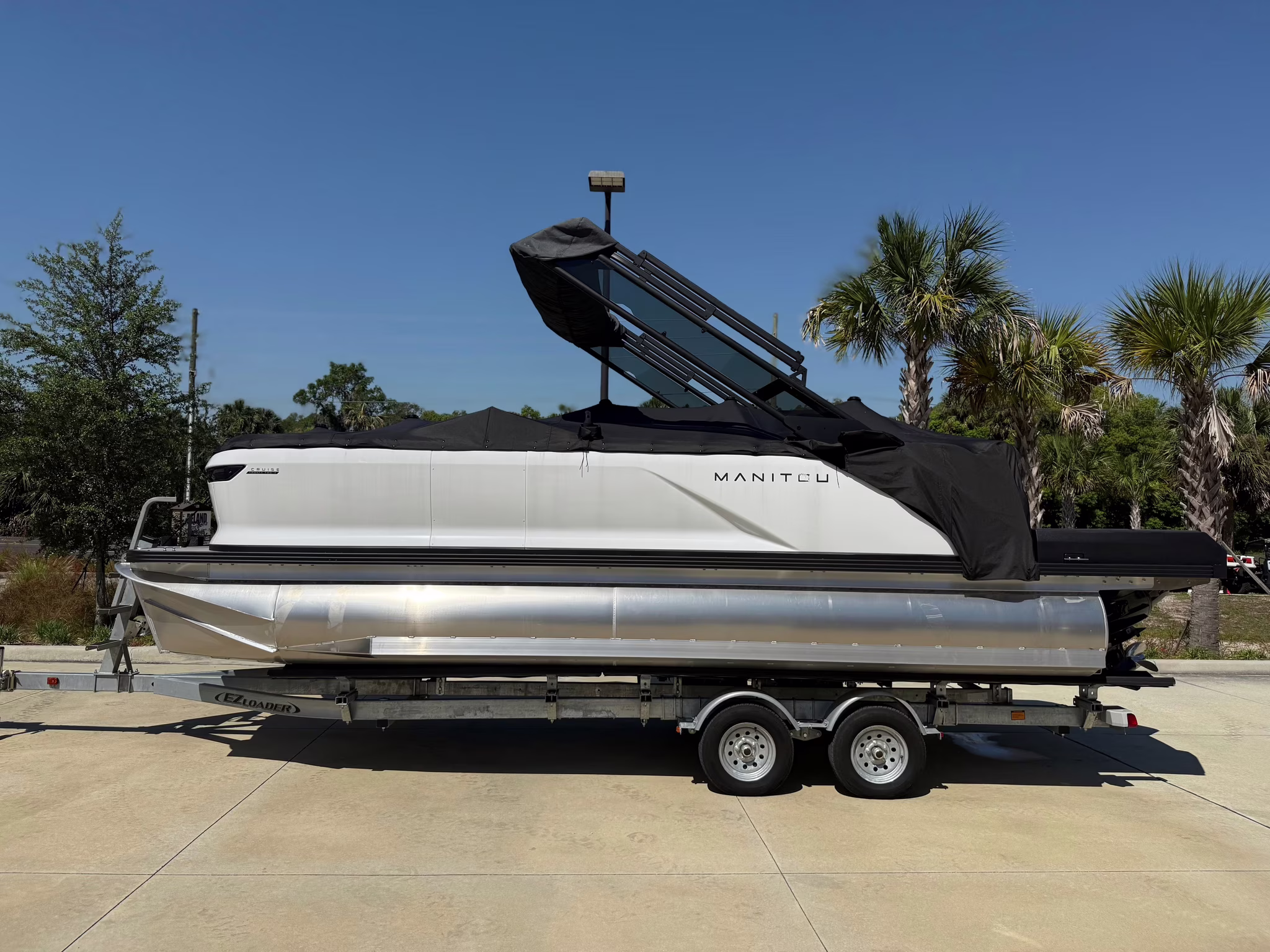 2024 Manitou Pontoon Cruise 22 Max Switchback V-Toon Boat