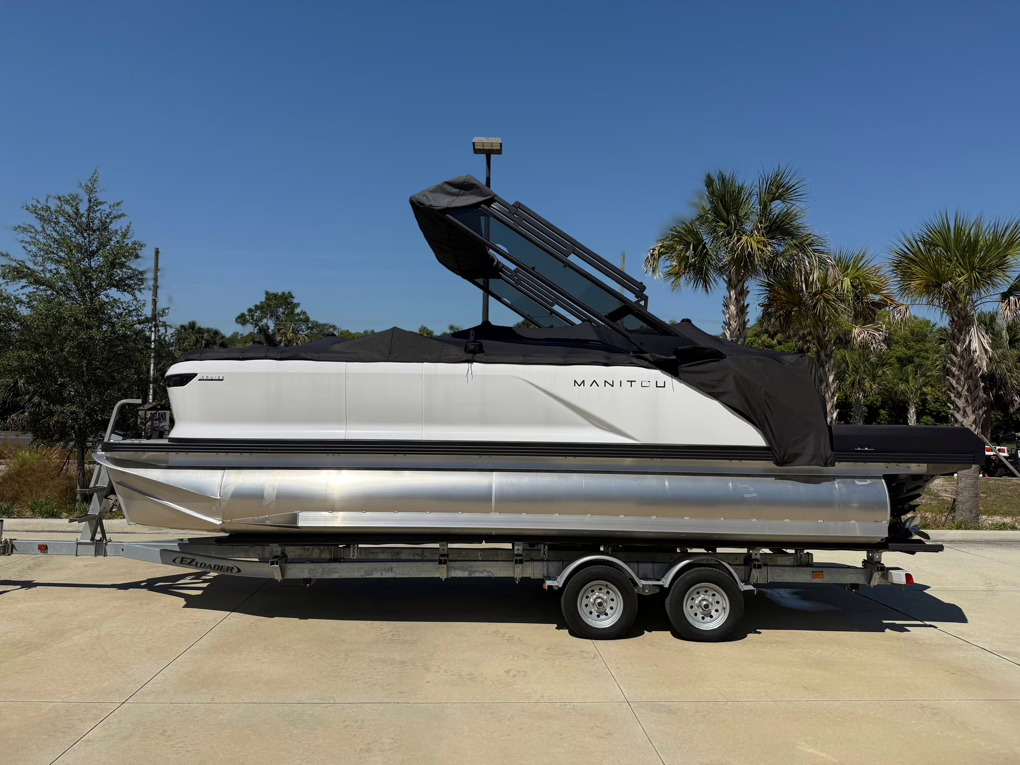 2024 Manitou Pontoon Cruise 22 Max Switchback V-Toon Boat