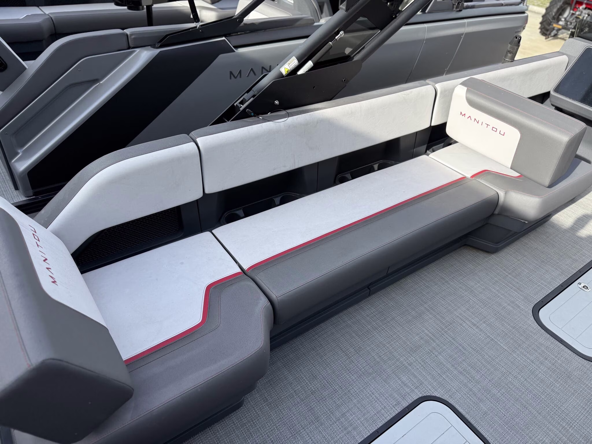 2024 Manitou Pontoon Cruise 22 Max Switchback V-Toon Boat