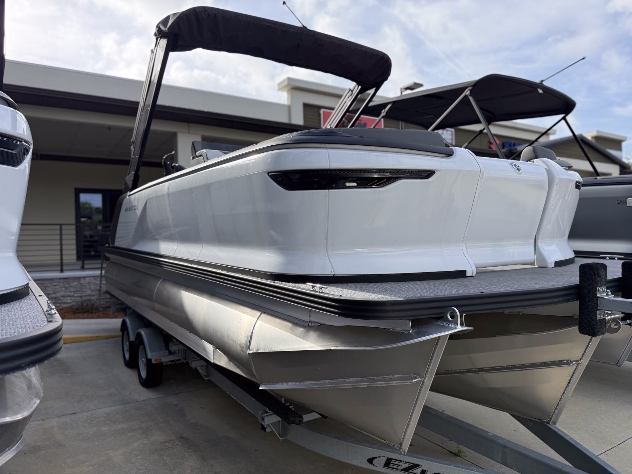 2024 Manitou Pontoon Cruise 22 Max Switchback V-Toon Boat