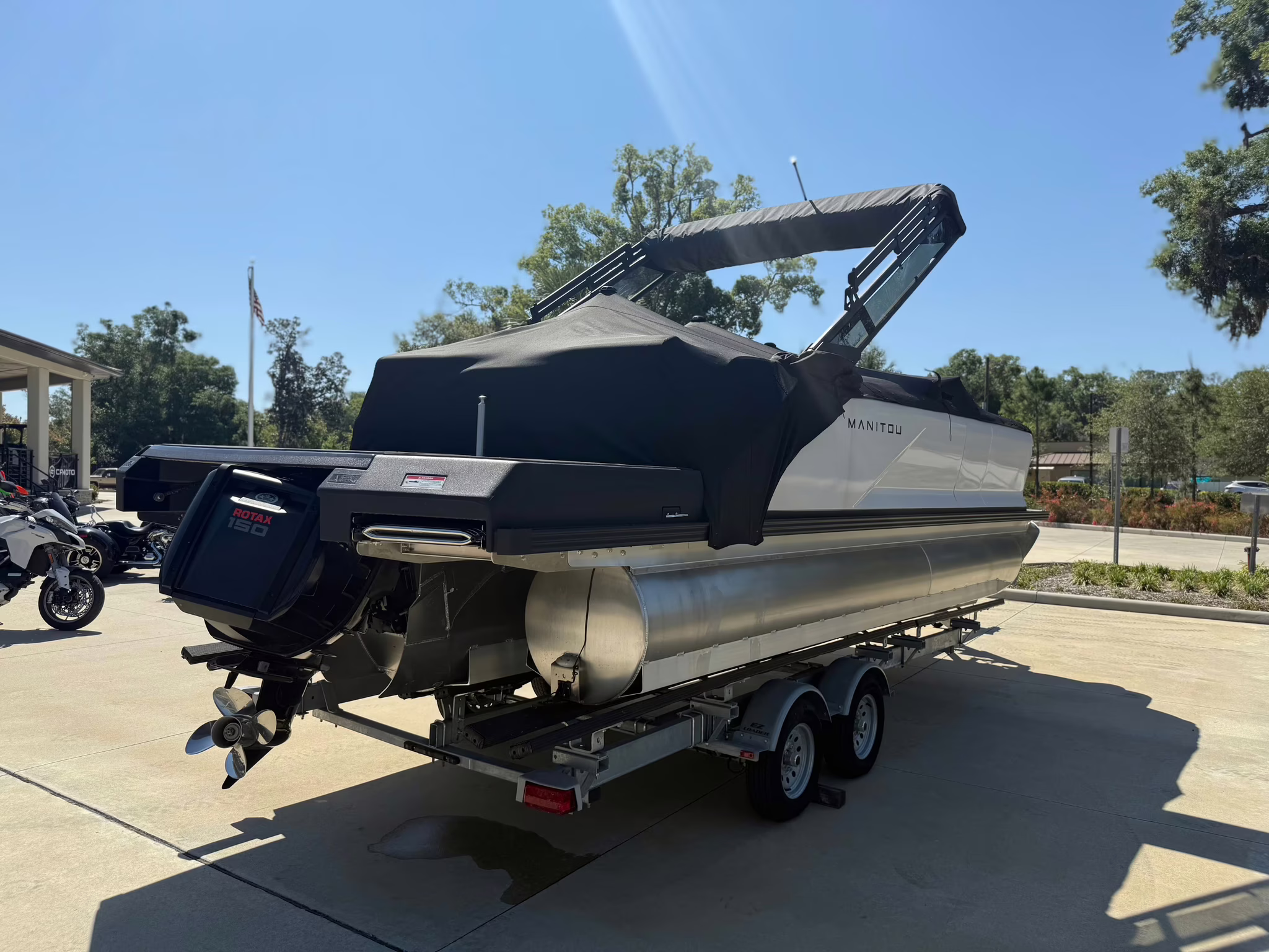 2024 Manitou Pontoon Cruise 22 Max Switchback V-Toon Boat