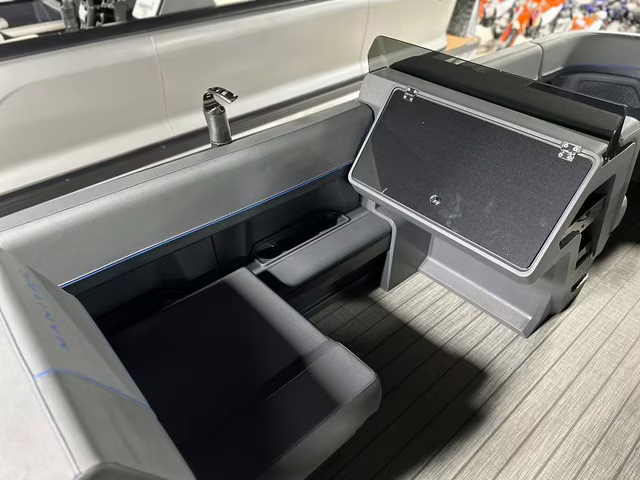 2024 - Manitou Pontoon Explore 22 Switchback V-Toon Boat