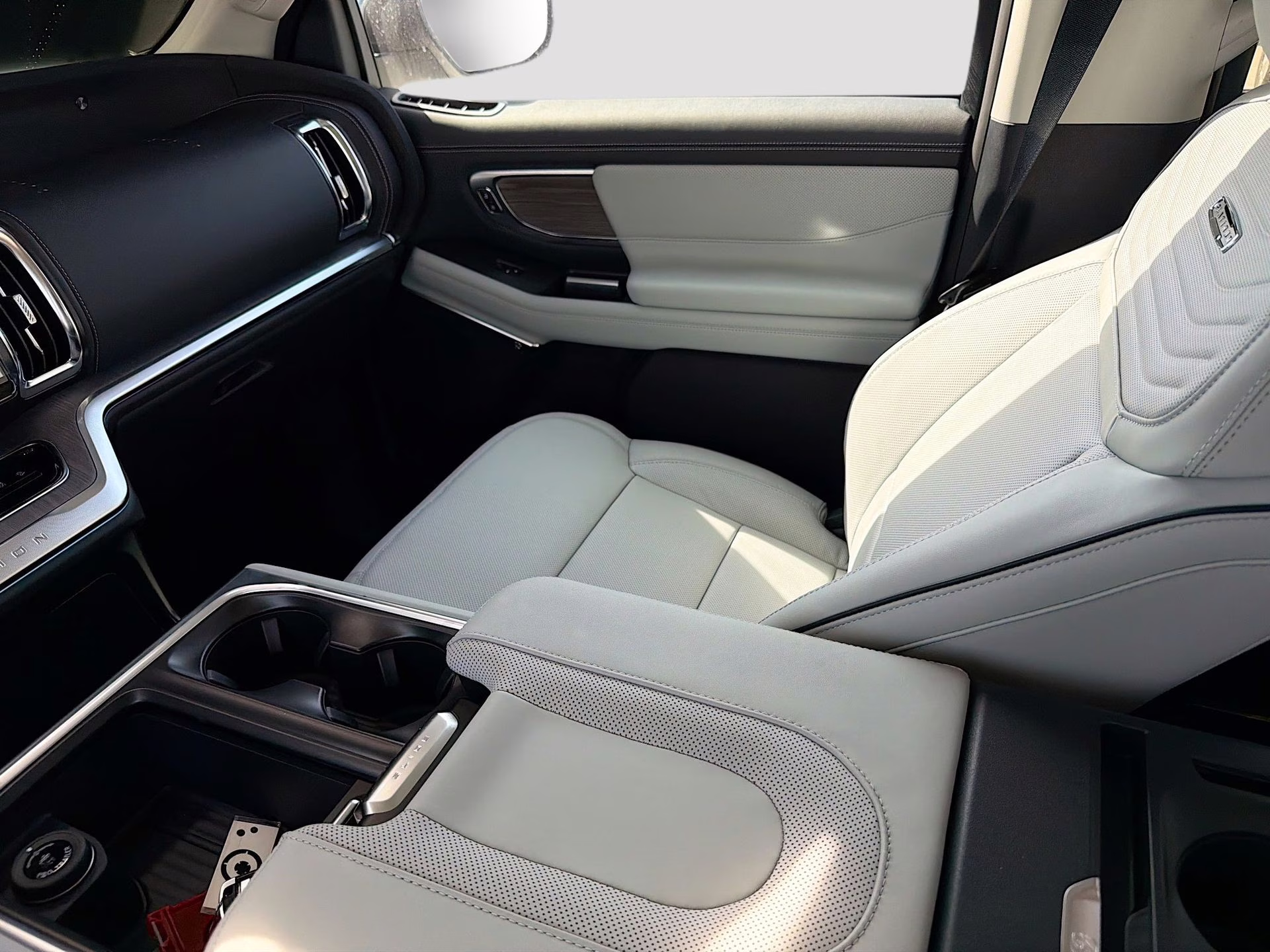 2026 Star White Metallic Tri-Coat Ford Expedition Platinum 4X4 SUV